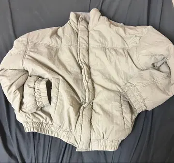 라이트 그레이 다운 자켓 짧은 기장 스탠드 넥