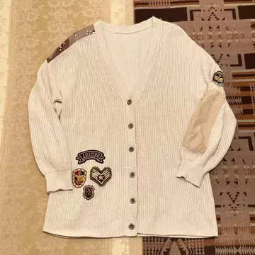 패치 포함 아이보리 V넥 가디건