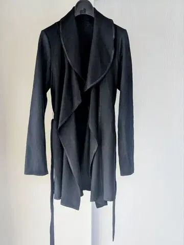 블랙 롱 코트 허리 리본 포함