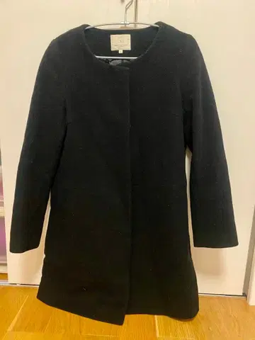 블랙 롱 코트 버튼 포함