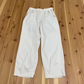 KURASHIandTrip 화이트 크림 플리츠 팬츠 버튼 포함