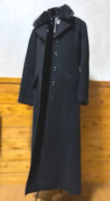 퍼 카라 부착 블랙 롱 코트