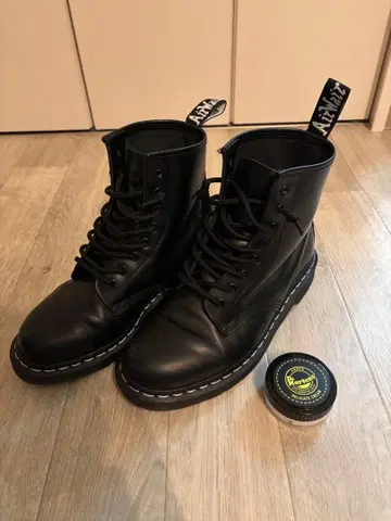 닥터마틴 8홀 블랙 가죽 워크 부츠 크림 포함