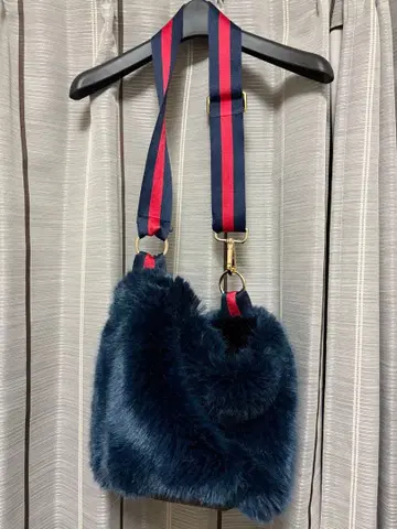 a point etc. 네이비 퍼 숄더백