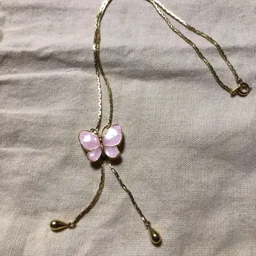 핑크 나비 모티브 목걸이