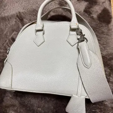 화이트 가죽 느낌 숄더백