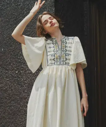 unitage 유니티지 플레어 슬리브 자수 원피스 아이보리