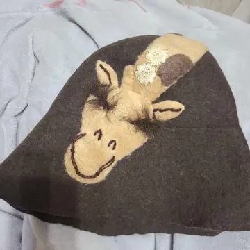 기린 얼굴 디자인의 펠트 모자 58cm