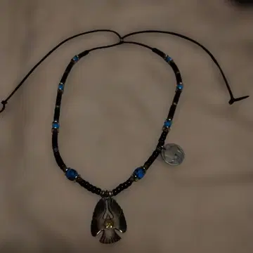 비즈와 금속제 새 펜던트 목걸이