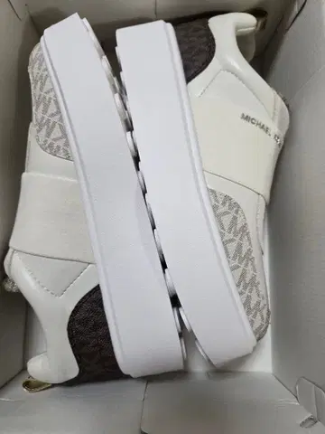 MICHAEL KORS 화이트 슬립온 타입 스니커즈