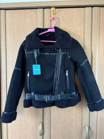 Jasmine 블랙 무스탕 코트