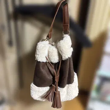 브라운과 화이트의 숄더백, 한국에서 구매