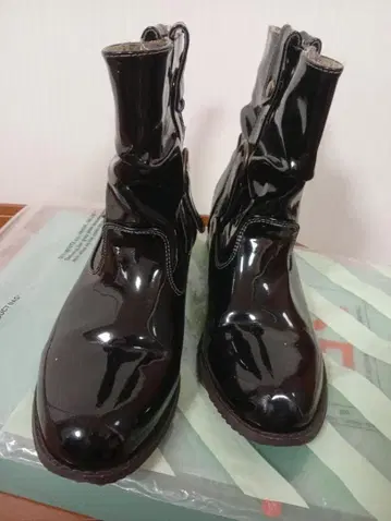 새상품급! 블랙 광택 레인 숏부츠 안감 꽃무늬 귀여운