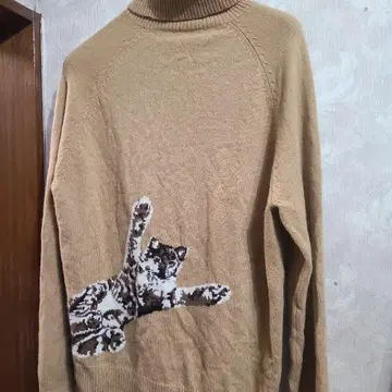 고양이 자수 베이지 긴팔 니트 스웨터