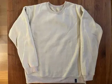 크림색 크루넥 맨투맨