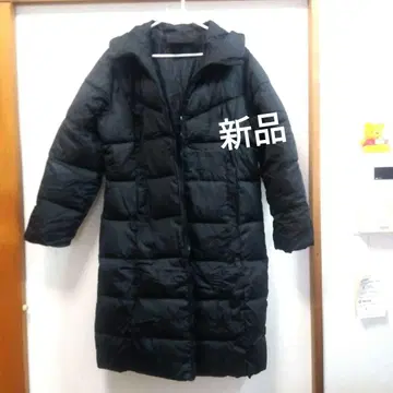 블랙 후드 부착 롱 다운 자켓 충전솜