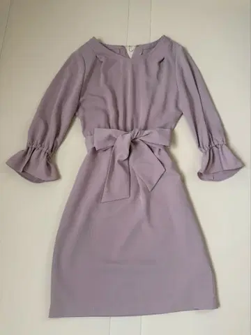 저스길리티 허리 리본 포함 핑크 베이지 무릎 기장 원피스