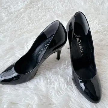 새상품급 다이애나 펌프스 루프리 에나멜 라운드토 블랙 22.5