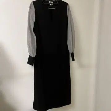 이소재 시어 슬리브 스킵퍼 넥 슬릿 원피스