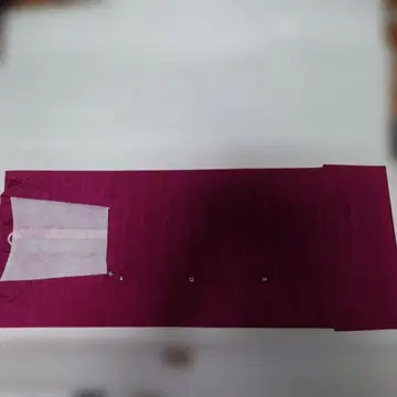 적자색 버튼 달린 겉옷