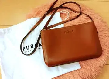 훌라 숄더백 가죽 브라운 엠보 로고