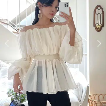 디홀릭 오프숄더 벨 슬리브 페플럼 블라우스 t00903