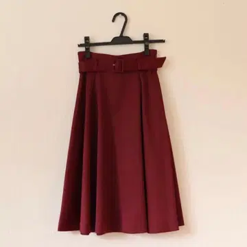 [ 미사용 새상품/택 포함 ] 유니버설 뮤즈 플레어 스커트 사이즈 2