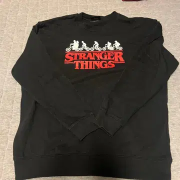 스트레인저 싱스 블랙 트레이닝복