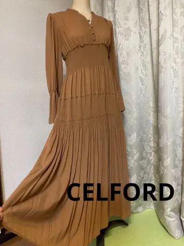 셀포드 브라운 플리츠 맥시 긴팔 원피스