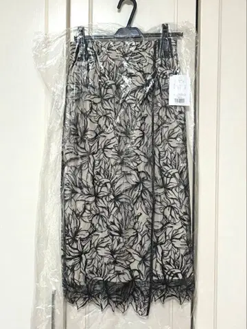 미사용 새상품 라인 자수 타이트 스커트 Apuweiser-riche