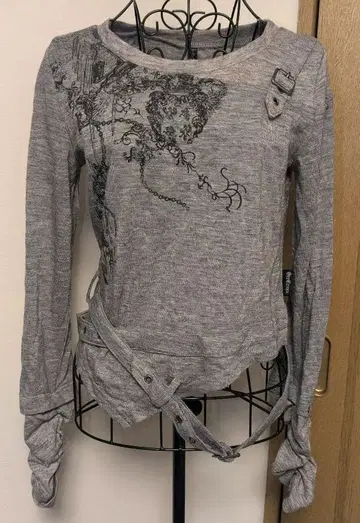 OzzCroce 자수 그레이 긴팔 벨트 디자인