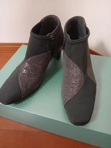 GALLERY 라메 핏 지퍼 달린 그레이 숏부츠