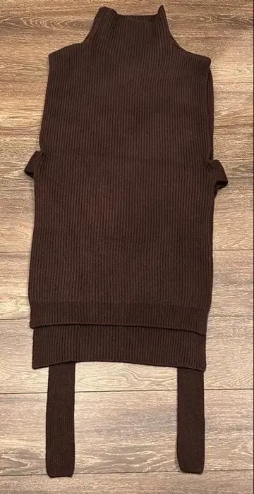 AMERI 브라운 슬리브리스 니트