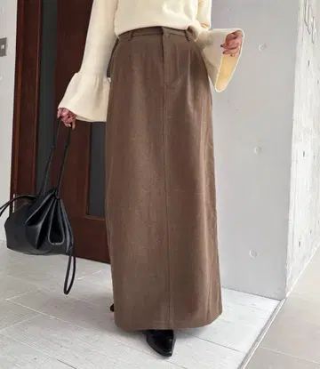 피치 터치 I 라인 스커트 & 플레어 소매 아시메 넥 니트 2