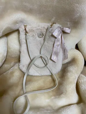 Maison de FLEUR 비쥬 포함 퍼 숄더백