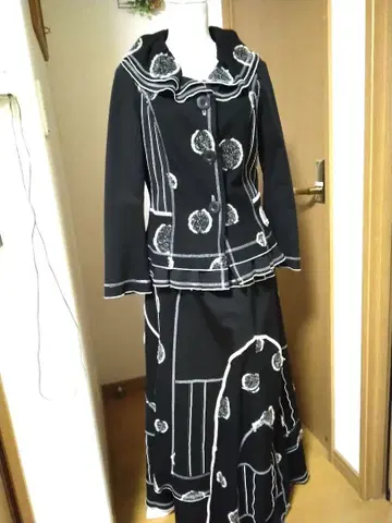 에이코 콘도 세련된 도트 무늬 셋업 자켓과 롱 스커트