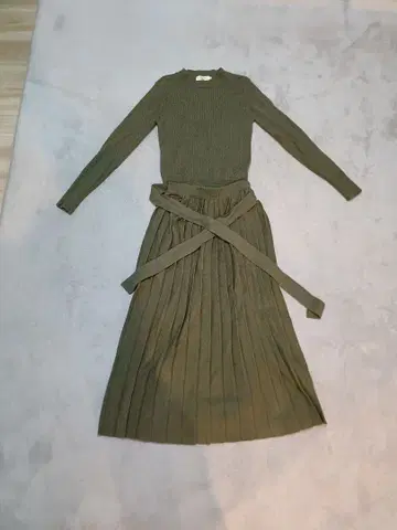 올리브색 리브 니트 셋업