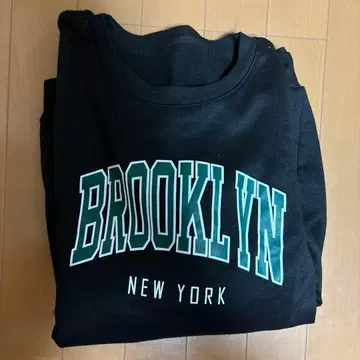 BROOKLYN 프린트 블랙 맨투맨과 그레이 라이트 그레이 맨투맨
