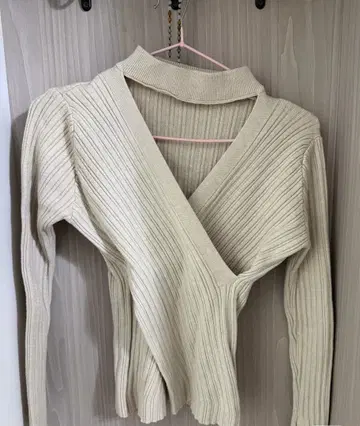 베이지 V넥 리브 스웨터