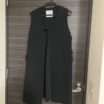 NEMIKA 블랙 슬리브리스 베스트