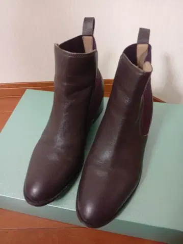 세련된 다크 퍼플 보라색 가죽제품 사이드 고어 숏부츠