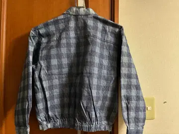 파랑색과 그레이색 체크 무늬 자켓