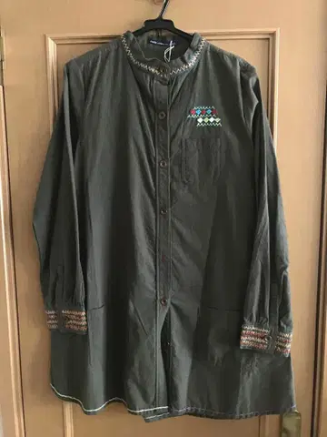 자수 장식 올리브 그린 롱 셔츠