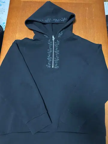 HARE 블랙 자수 후드 부착 후드티