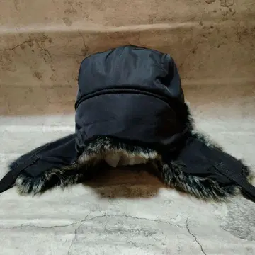컨디션 최상 H&M 인조 모피 플라이 캡 귀마개 나일론 모자 블랙