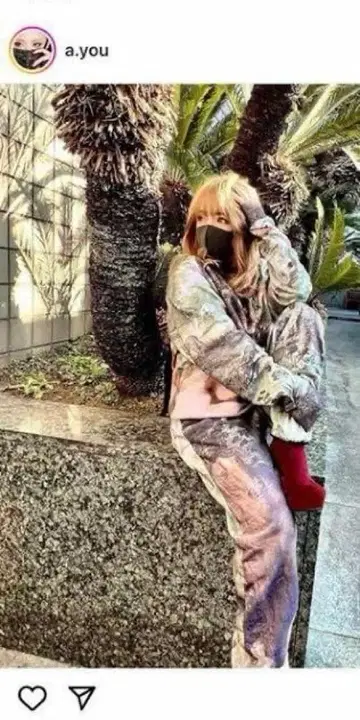 YELLO THE GARDEN OF EDEN SWEATSHIRT