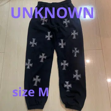 UNKNOWN LONDON 크로스 자수 블랙 조거 팬츠