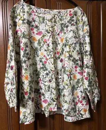 라피스루즈 꽃무늬 블라우스 새상품급