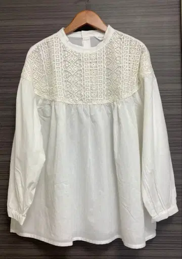 레이스 절개 블라우스