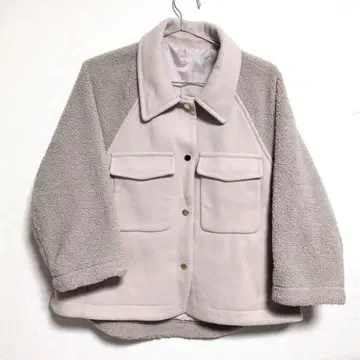 베이지 플리스 자켓 버튼 포함